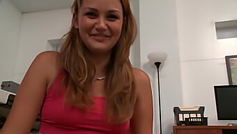 น้องสาวของ Allie Haze สํารวจด้านที่ดุร้ายของเธอด้วยการขี่และ Creampie ของไซเบียน