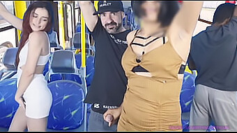 ¡una Mujer Sexy Es Abusada Y Eyaculada Dentro De Un Vehículo Empaquetado!