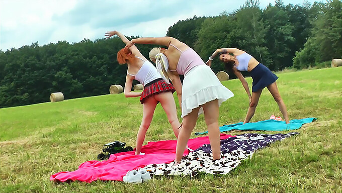 Fitnessentusiaster Tränar Utomhusyoga Och Gymnastik I Skoluniformsminikjolar