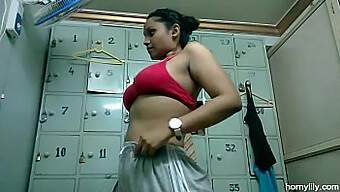 Lily, Bintang Porno India, Berlatih Telanjang Di Gym