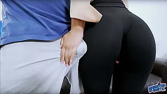 Schwarze Leggings Auf Dem Üppigen Körper Eines Latina-Teenagers Und Sexy Füße Sind Ein Anblick, Den Man Gesehen Haben Muss