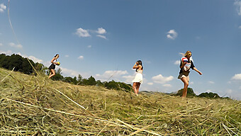 Aventura Selvagem Ao Ar Livre Com Mulheres Peitudas No Calor Do Verão.