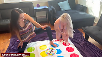 Lesbian Bermain Twister Dengan Permainan Strip Dan Mainan Yang Kinky