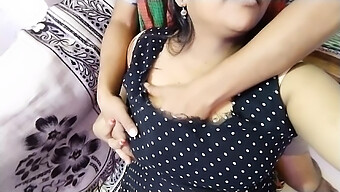 Istri Rumah Tangga India Riyaji Bansalji Menerima Pijatan Sensual Dari Pelayannya