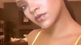 A Beleza Africana Rihanna Exibe Suas Curvas Em Uma Imagem Self-Shot