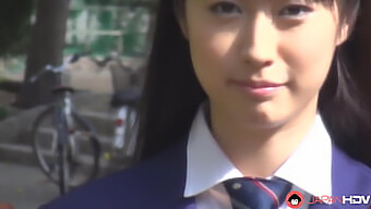 Tomomi Motozawa, Una Adolescente Japonesa, Le Hace Una Mamada A Su Compañero De Clase.