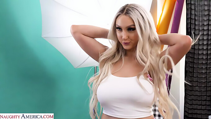 Skylar Vox, Kawan Anak Perempuan Saya Yang Menakjubkan, Membintangi Video Hot Naughty America Ini