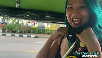 Thailändsk Skönhet Ger En Sensuell Avsugning Till En Välutrustad Främling