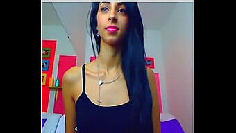 Muhteşem Webcam Oyuncusu, Sıkı Poposunu Dildo Ile Sergiliyor