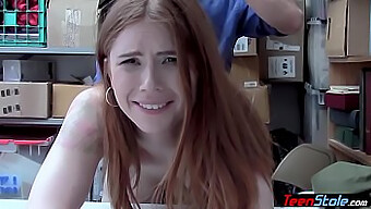 Une Jeune Voleuse Rousse Donne Une Conversation Sale Pendant Une Punition