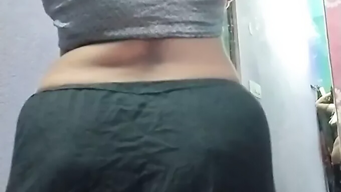 Η Desi Milf Sundari Σε Αποπνικτικό Μαύρο Saree