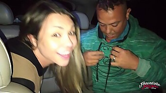 Humilhação Pública E Sexo No Carro Com Uma Loira Gostosa