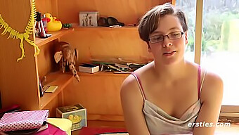 Immie Amateur Explore Son Clitoris Poilu Dans Une Session Solo