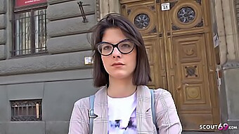 Sara Bell, Une Petite Ado Avec Des Lunettes, Se Fait Pénétrer Profondément Dans Le Cul Lors D'Une Audition Publique Allemande.