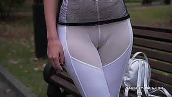 Öffentliche Nacktheit Mit Transparenter Leggings Und Fußfetisch