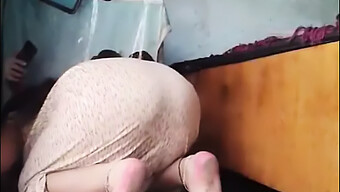 Video Ravvicinato Di Una Matrigna Matura Con Un Gran Culo Che Pulisce Il Pavimento