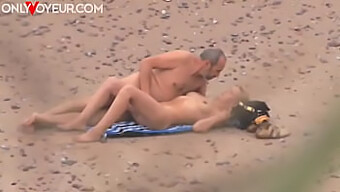 Milf Blonde Aux Gros Seins Se Salit Sur La Plage