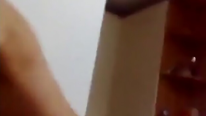 Il Video Fatto In Casa Di Una Coppia Amatoriale Mostra Una Splendida Donna Più Matura