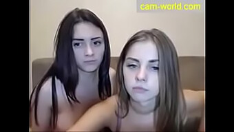 Duas Mulheres Amadoras Russas Se Envolvem Em Beijos Sensuais Na Webcam