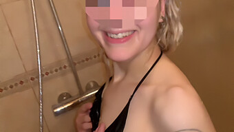 Amateur-Blondine Bekommt Deepthroat Und Analsex In Der Dusche