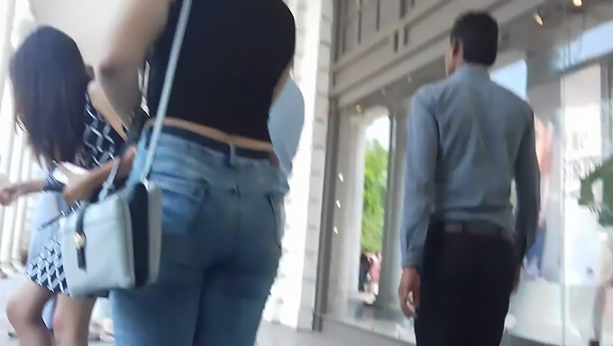 Ragazza Con Il Tasto Pancia In Pantaloni Jeans Abbondanti. Non Perdere Questo Spettacolo Piccante!