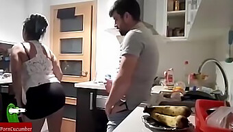 Sexe Intense Dans La Cuisine Avec Finition Faciale Et Jeu De Doigts Sensuel