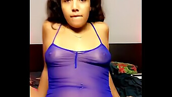 Masturbasi Wanita Dengan Orgasme Susu Di Webcam