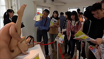 亚洲少女在恋物癖艺术展上狗爬式狂野