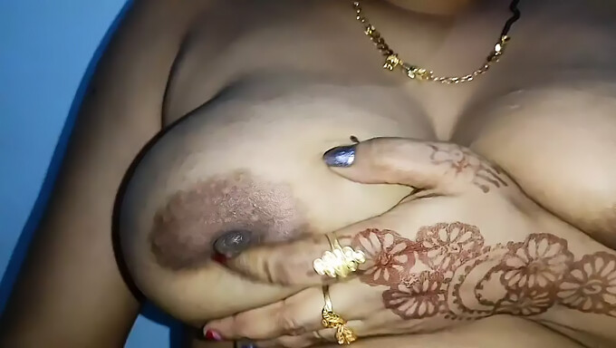 Divertimento Con Le Dita Con Una Calda Bhabhi Desi