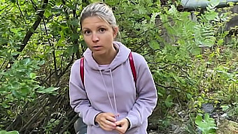 Gina Gersons Outdoor-Pissen Führt Zu Einer Heißen Begegnung Mit Einem Überraschungspartner