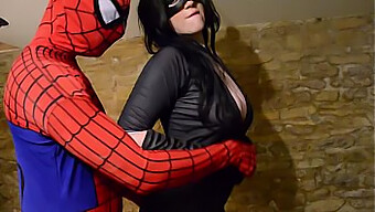 Busty Catwoman Blir Bunden Av Spidermans Nät I Ett Erotiskt Möte