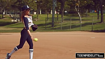 Rakad Softball-Tränare Har Grov Sex Med En Tonårsidrottare.