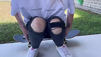 Australsk Skaterbabe Gir Seg Selv En Offentlig Handjob Og Kommer Hardt