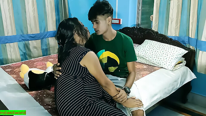 Adolescente Desi Fica Safada Com Seu Namorado No Quarto Da República