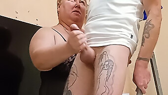 Maman Milf Taille Une Pipe Et Jouit Devant La Caméra