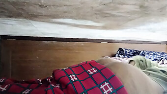 ¡esta Casera India Limpia Su Zona Íntima Mientras Se Baña En Casa! ¡mira Cómo Se Divierte En Este Video Picante!