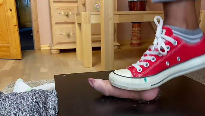 Manželka Si Užíva S Converse Fetišom Na Topánky