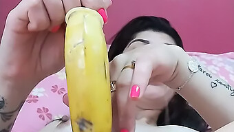 O Tânără Ajunge La Orgasm Cu O Banană Și Lenjerie Intimă