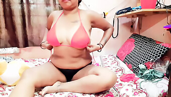 Kısa Saçlı Asyalı Ünlü Lingerie'Yi Fırlattı