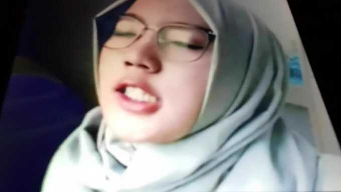 Lelaki Menggosok Dirinya Ke Arah Gadis Muslim Yang Duduk Di Bangku