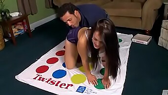 Yaz, Twister'Da Esnek Pozisyonlarla Eğleniyor