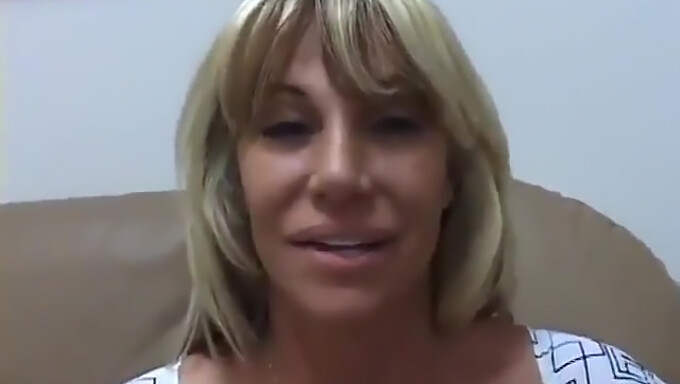 Una Rubia Milf Con Grandes Tetas Naturales Lucha En El Baño Mientras Usa Medias De Red