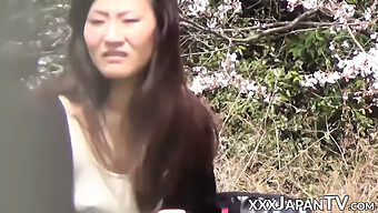 Japansk Babe Tilfredsstiller Seg Selv Og Får Cumshot