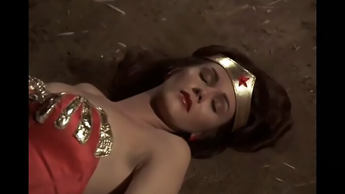 A Sensual Lynda Carter Em Uma Cena Sedutora Da Mulher Maravilha.