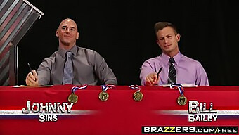 Miss Titness America Konkurrerer I En Hed Trekant Med Bill Bailey Og Johnny Sins