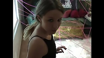 Une Jolie Jeune Étudiante Se Fait Plaisir Avec Un Gode En Webcam