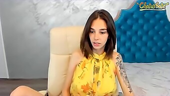 Orgasmele Stropitului De Neoprit Ale Realhotfallingdevil Cu Sânii Naturali Și Jocul Cu Dildo-Uri