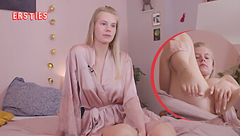 Jolien, En Blond Fodboldentusiast, Hengiver Sig Til Selvfornøjelse, Og Hengiver Sig Til Sin Uimodståelige Fascination Af Forførende Undertøj.