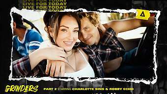 การพบกันของ Robby Echo และ Charlotte Sins ในสระว่ายน้ําร้อน