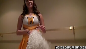 Holly, La Cheerleader Focosa, Mostra Il Suo Entusiasmo Mostrando Le Sue Doti Naturali In Questo Affascinante Video Di Realtà